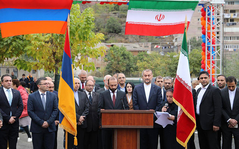 گفتگو آرا شاوردیان با خبرگزاری دانشجو در شهر قاپان هنگام افتتاح سرکنسولگری ایران در ارمنستان